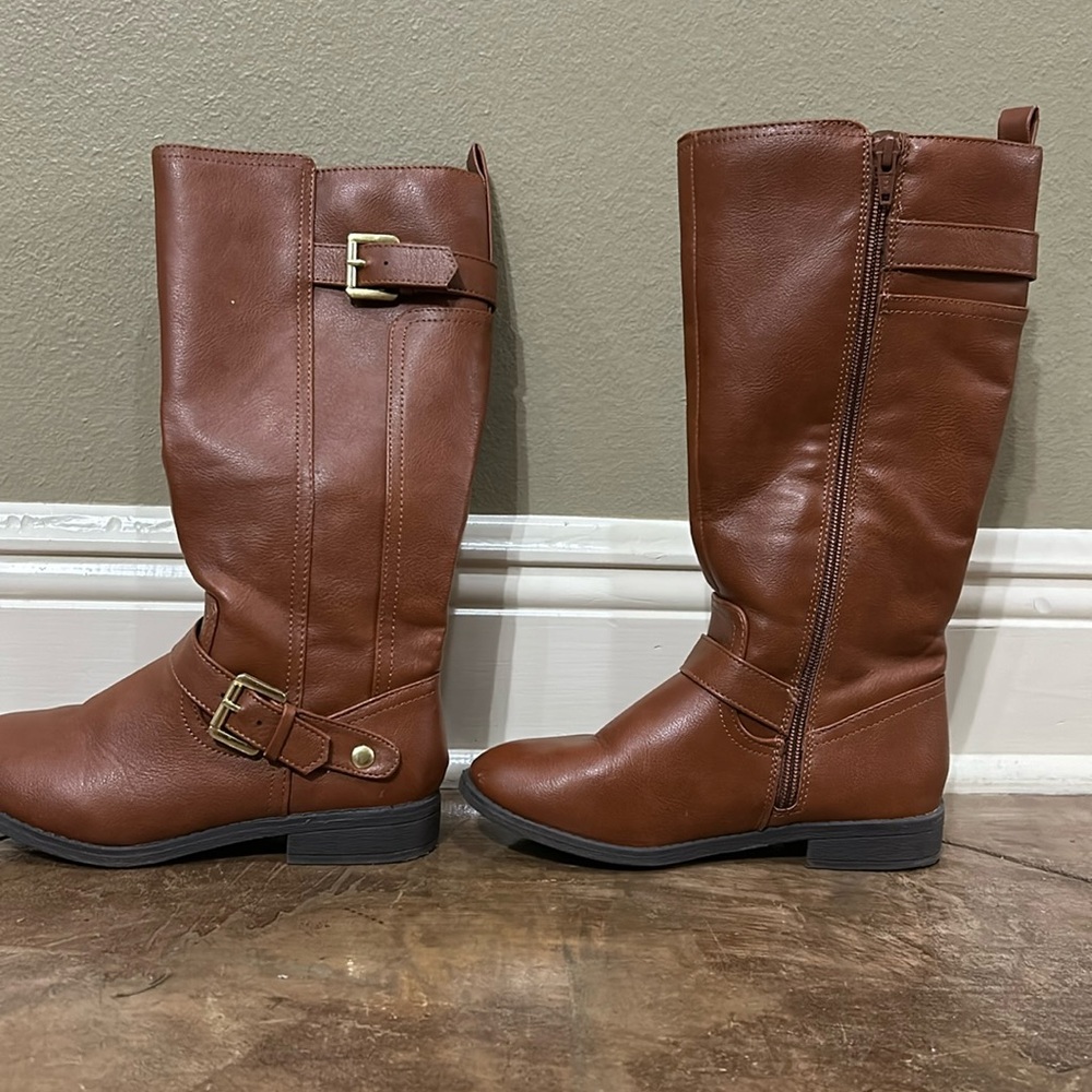 Little girls brown boots.